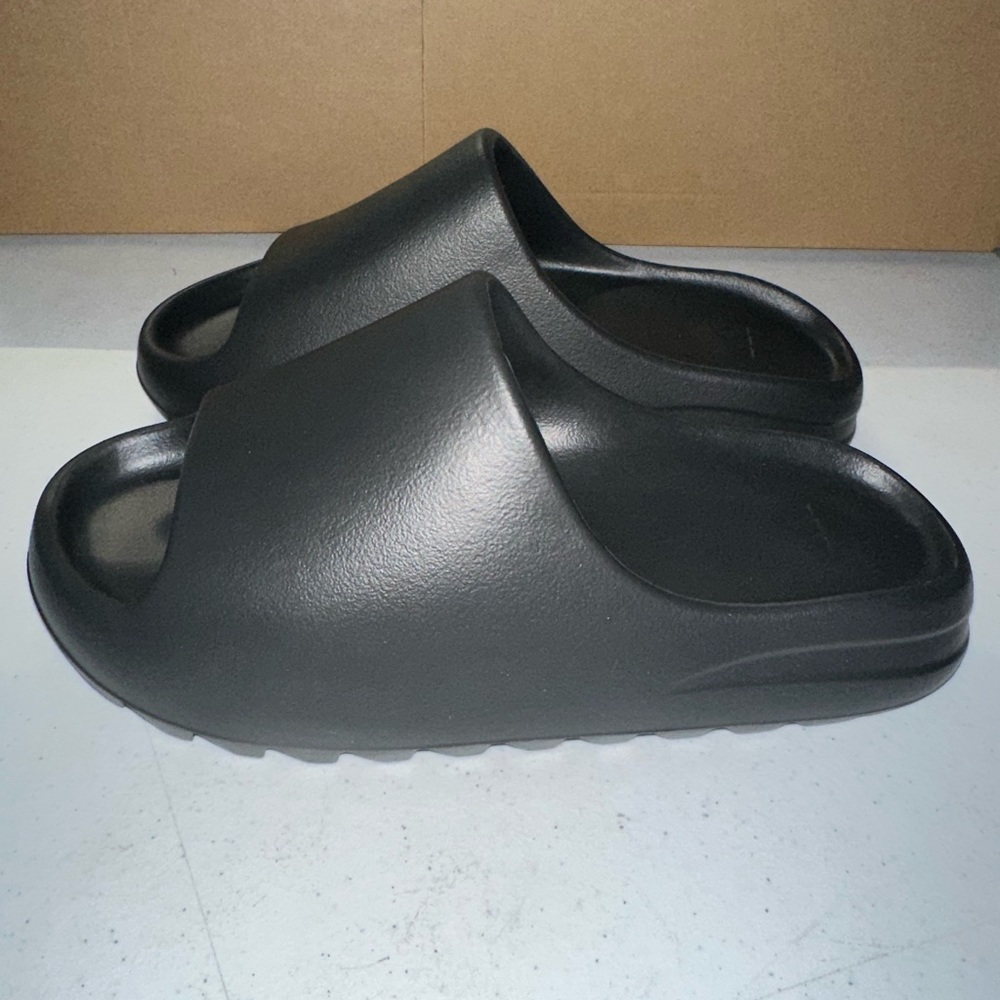 Yeezy slide onyx size 11